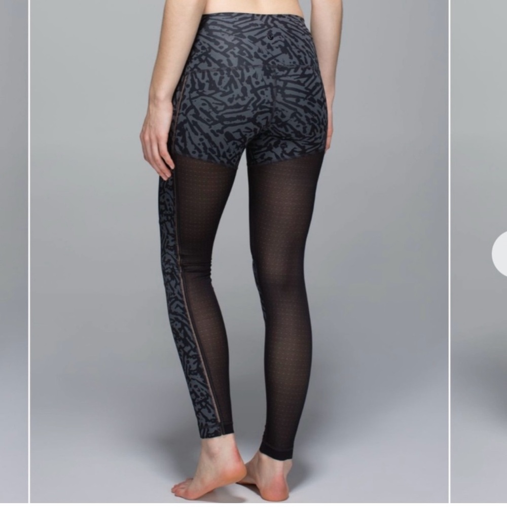 Lululemon Hot to Street   Size 6. EUC. Colour “Biggie Brushed Animal Coal”.